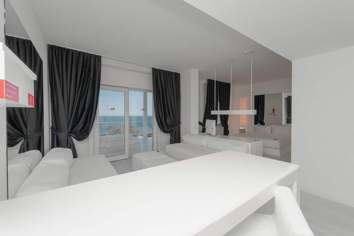 1 bedroom, minibar, in-room safe, desk