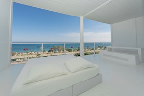Family Room, Sea View | 1 bedroom, minibar, in-room safe, desk