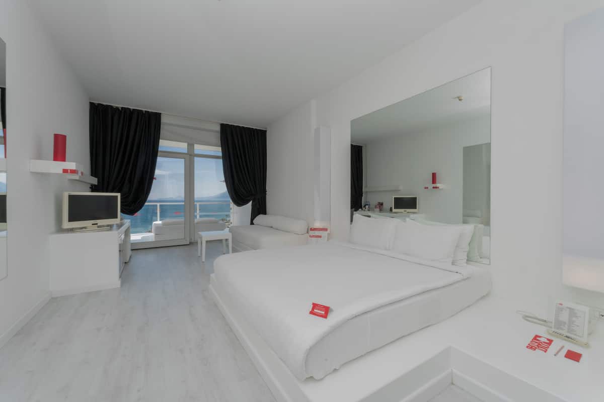 Deluxe Room, Sea View | 迷你吧、客房内保险箱、办公桌、笔记本电脑工作区