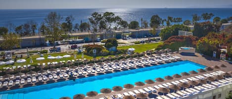 Inomhuspool, en sÀsongsöppen utomhuspool, parasoller och solstolar