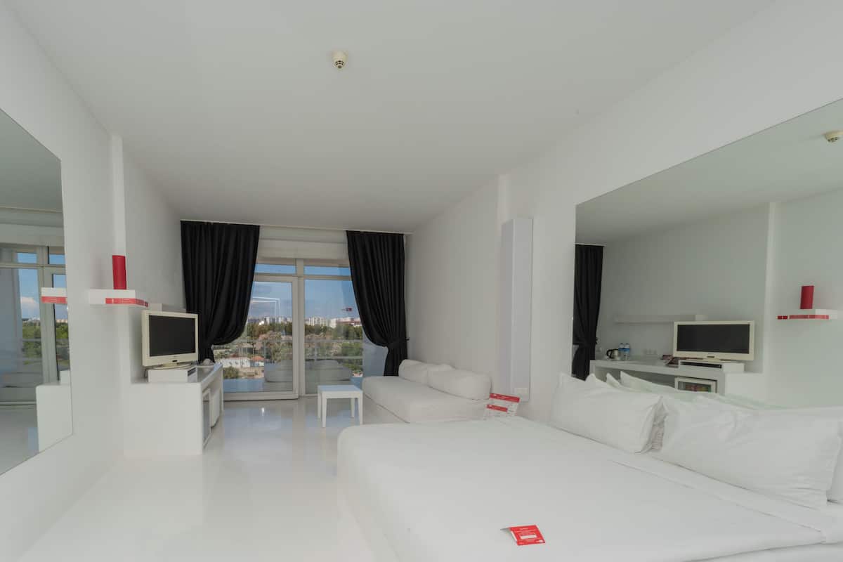 1 bedroom, minibar, in-room safe, desk