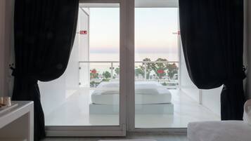 Deluxe kamer, uitzicht op zee | Een minibar, een kluis op de kamer, een bureau, een laptopwerkplek
