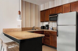 Refrigerador con freezer, microondas, placa de cocina, lavavajillas