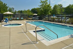 Outdoor spa tub - Residence Inn by Marriott Baltimore White Marsh (Baltimore)