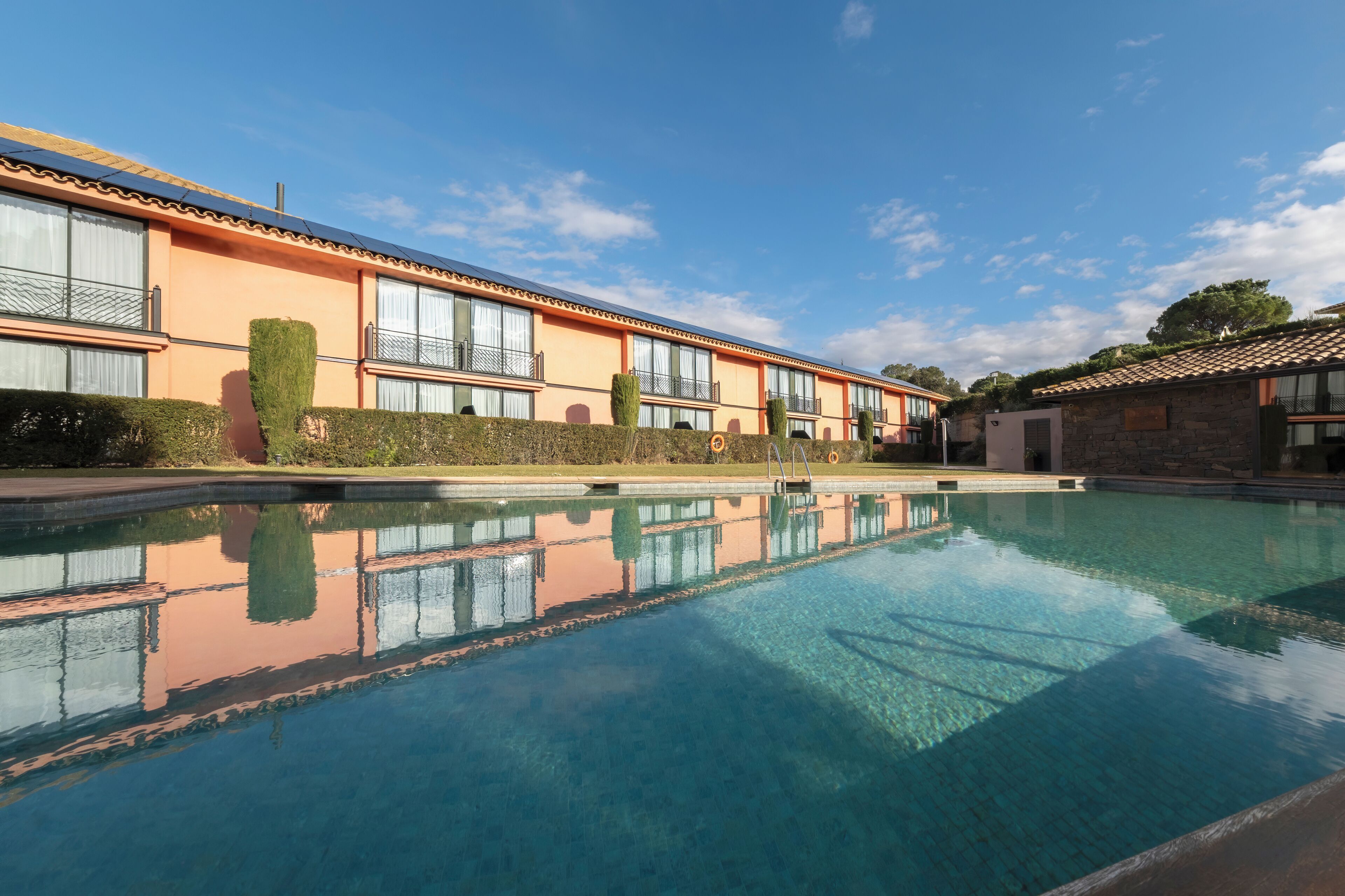 Una piscina al aire libre (de 10:00 a 20:00), sombrillas, tumbonas