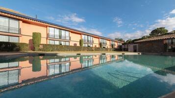 Una piscina al aire libre (de 10:00 a 20:00), sombrillas, tumbonas