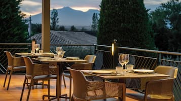 Se sirven desayunos, cenas y cocina mediterránea (con vistas al jardín)