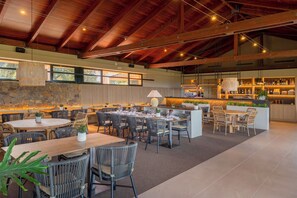 Televisor de plasma, futbolí i taula de tennis de taula