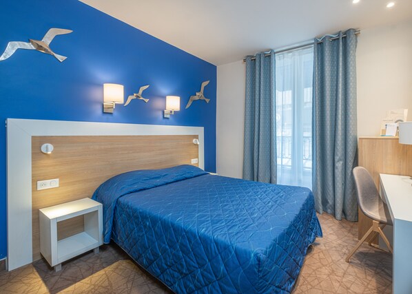 Habitación Club, bañera | Ropa de cama de alta calidad, minibar, escritorio