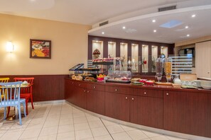 Petit déjeuner buffet (12 EUR par personne)