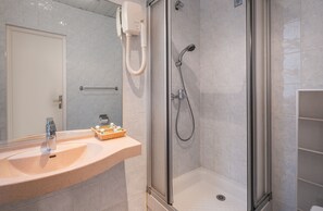 Chuveiro, produtos de toalete grátis, secador de cabelo 