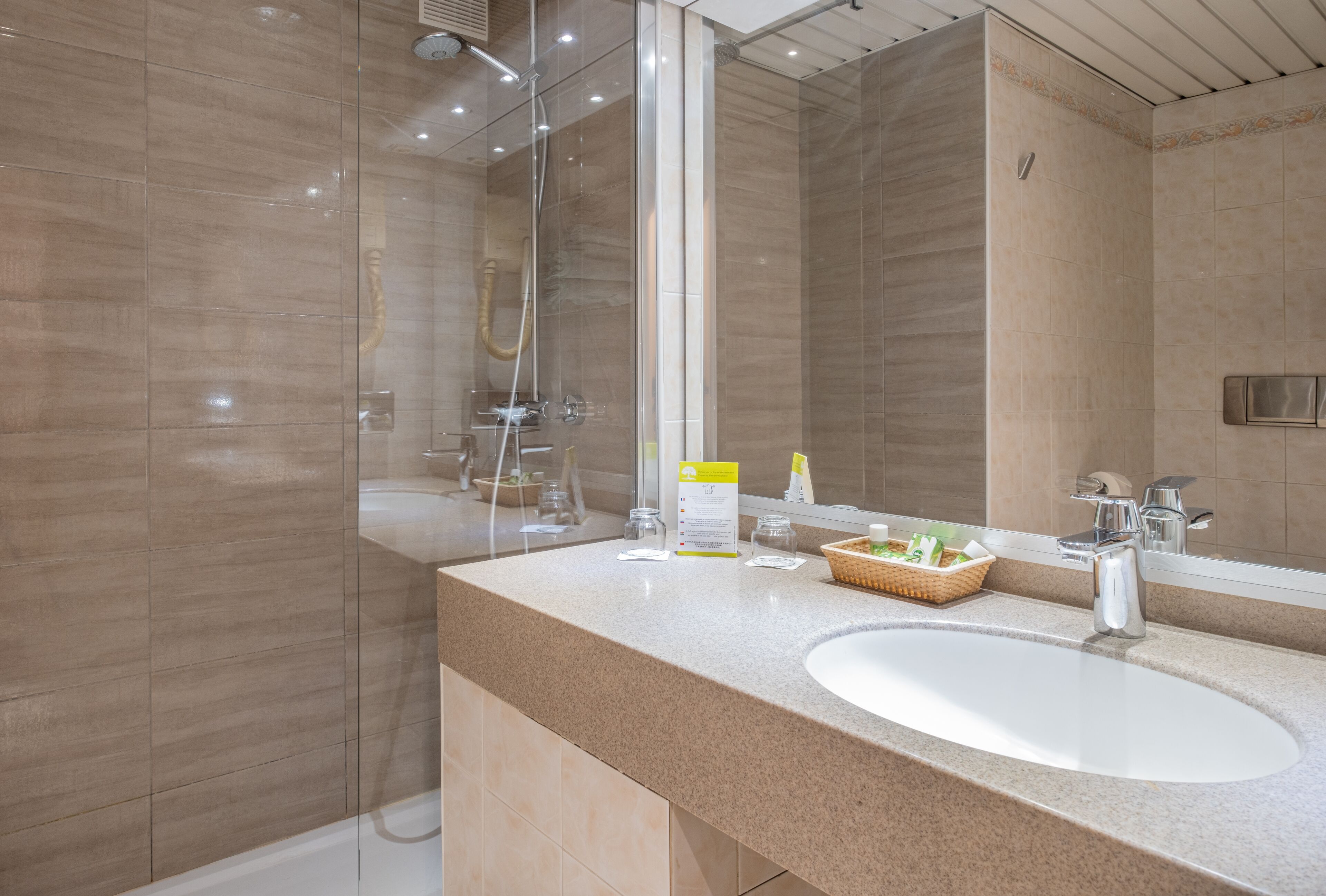 Executive Room | Bathroom | Shower, free toiletries, hair dryer, towels
