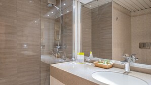 Executive Room | Bilik Mandi | Pancuran mandi, kelengkapan dandanan diri percuma, pengering rambut 