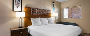 إستديو - سرير ملكي | أسرّة بطبقة علوية مريحة ومكواة/لوح كي وواي فاي وملاءات أسرّة