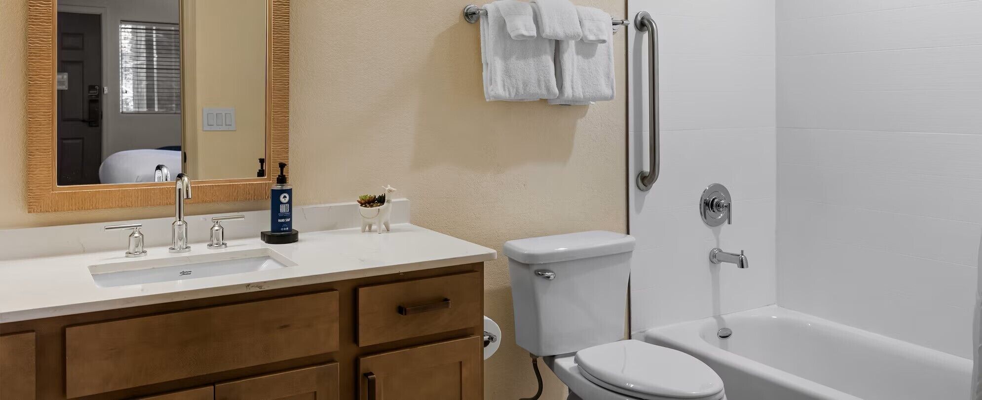 Une salle de bain avec un lavabo, des toilettes et une baignoire.