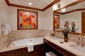 Superior-Doppelzimmer | Badezimmer | Badewanne und Dusche (separat), kostenlose Toilettenartikel