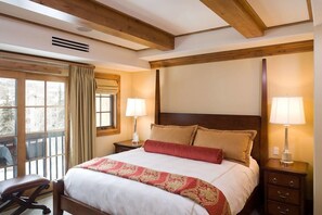 خزنة داخل الغرفة ومكواة/لوح كي وواي فاي مجانًا وملاءات أسرّة