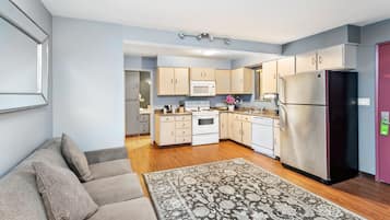 Suite, 1 Bedroom, Kitchen | Premium bedding, desk, blackout drapes, iron/ironing board