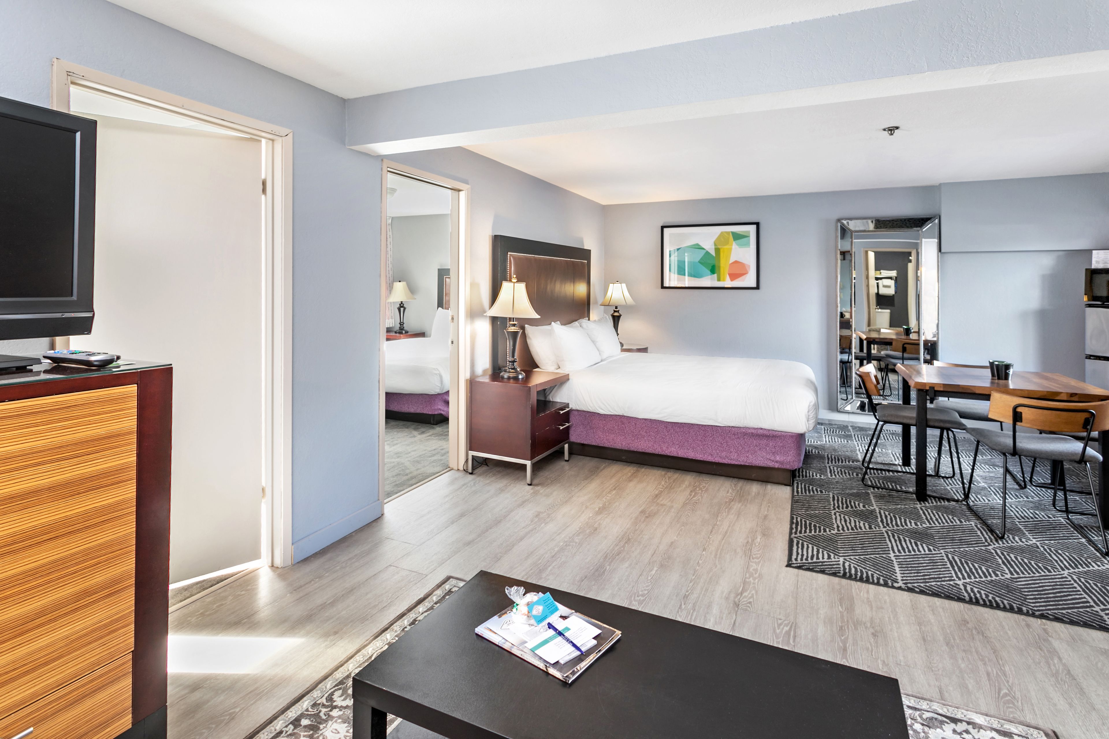 套房, 2 间卧室 | 高档床上用品、办公桌、遮光窗帘、熨斗/熨衣板