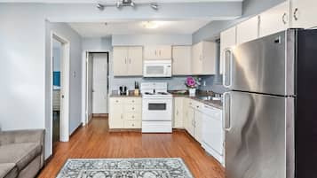Suite, 1 habitación, cocina | Cocina privada | Frigorífico, microondas y cafetera o tetera