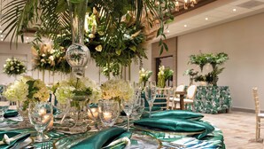 A table set with green napkins, clear glassware, and white flowers. - Four Points by Sheraton Caguas Real Hotel & Casino (Caguas)