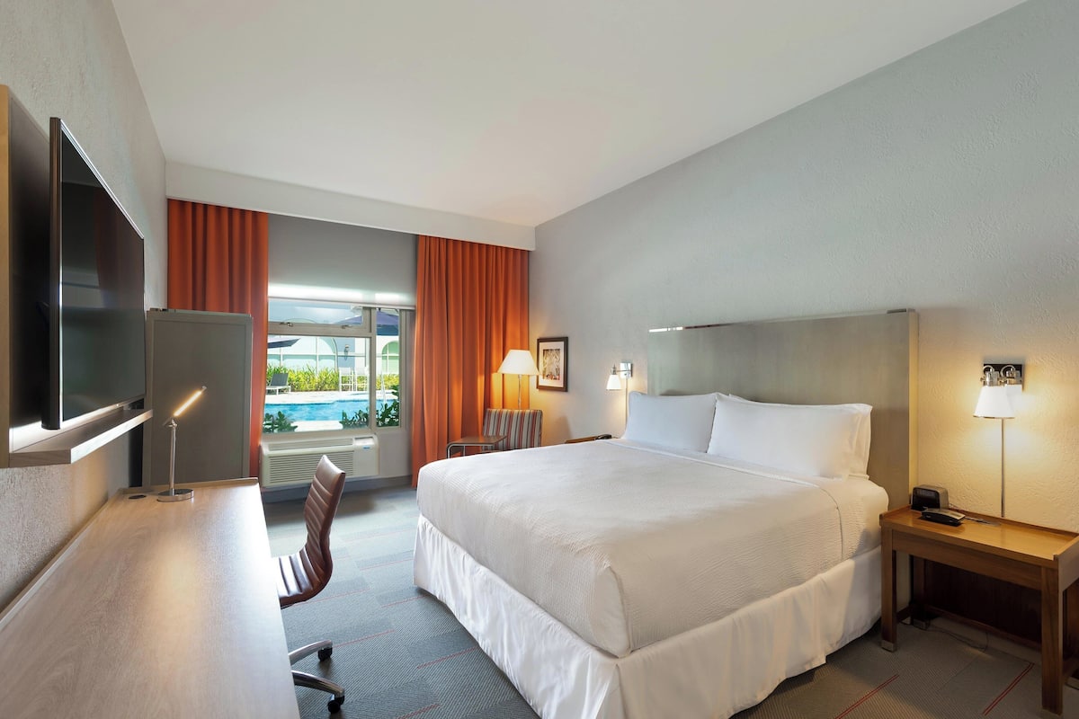 Chambre Deluxe, 1 très grand lit, vue piscine | Literie hypoallergénique, matelas Select Comfort