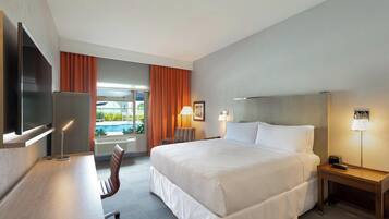 Phòng Deluxe, 1 giường cỡ king, quang cảnh hồ bơi | Bộ đồ giường kháng dị ứng, nệm Select Comfort, két bảo mật tại phòng