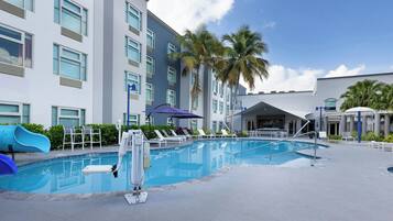 Una piscina al aire libre (de 09:00 a 21:00), sombrillas, tumbonas