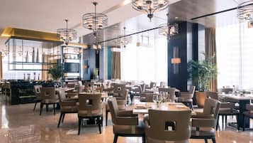 2 restaurantes: opção de café da manhã, almoço e jantar