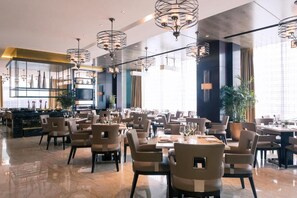 2 restaurantes; se sirven desayunos, comidas y cenas
