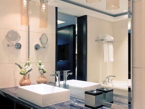 Combined shower/bathtub, deep-soaking bathtub, free toiletries - Beijing Oriental Palace Hotel (Beijing)