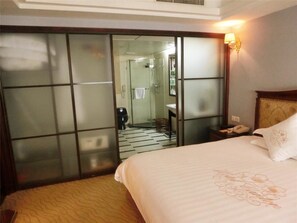 Commercial Suite | Premium bedding, down comforters, minibar, in-room safe