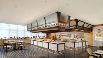 2 restaurants; breakfast, lunch, and dinner served