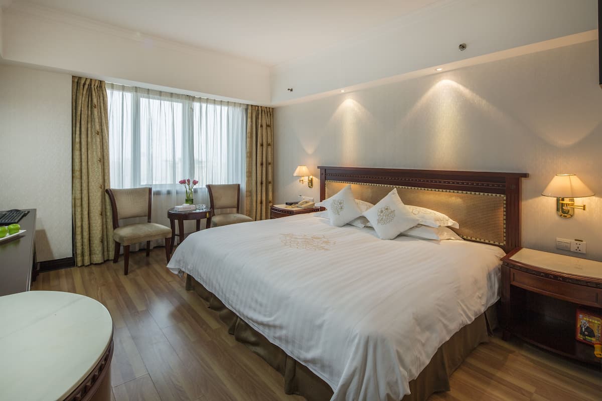 Standard King Room | Premium bedding, down duvets, minibar, in-room safe