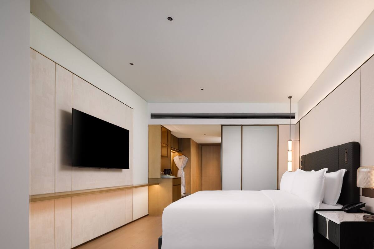 Room, 1 King Bed (Guest)