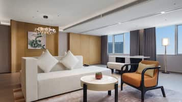 Suíte premium, 1 cama King | Área de estar | TV