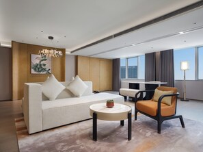 Suite Premium, 1 cama King size | Área de sala de estar | Televisión
