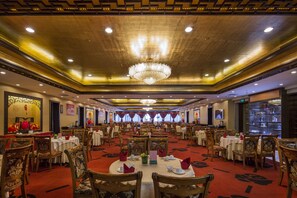 3 restaurantes; se sirven comidas 