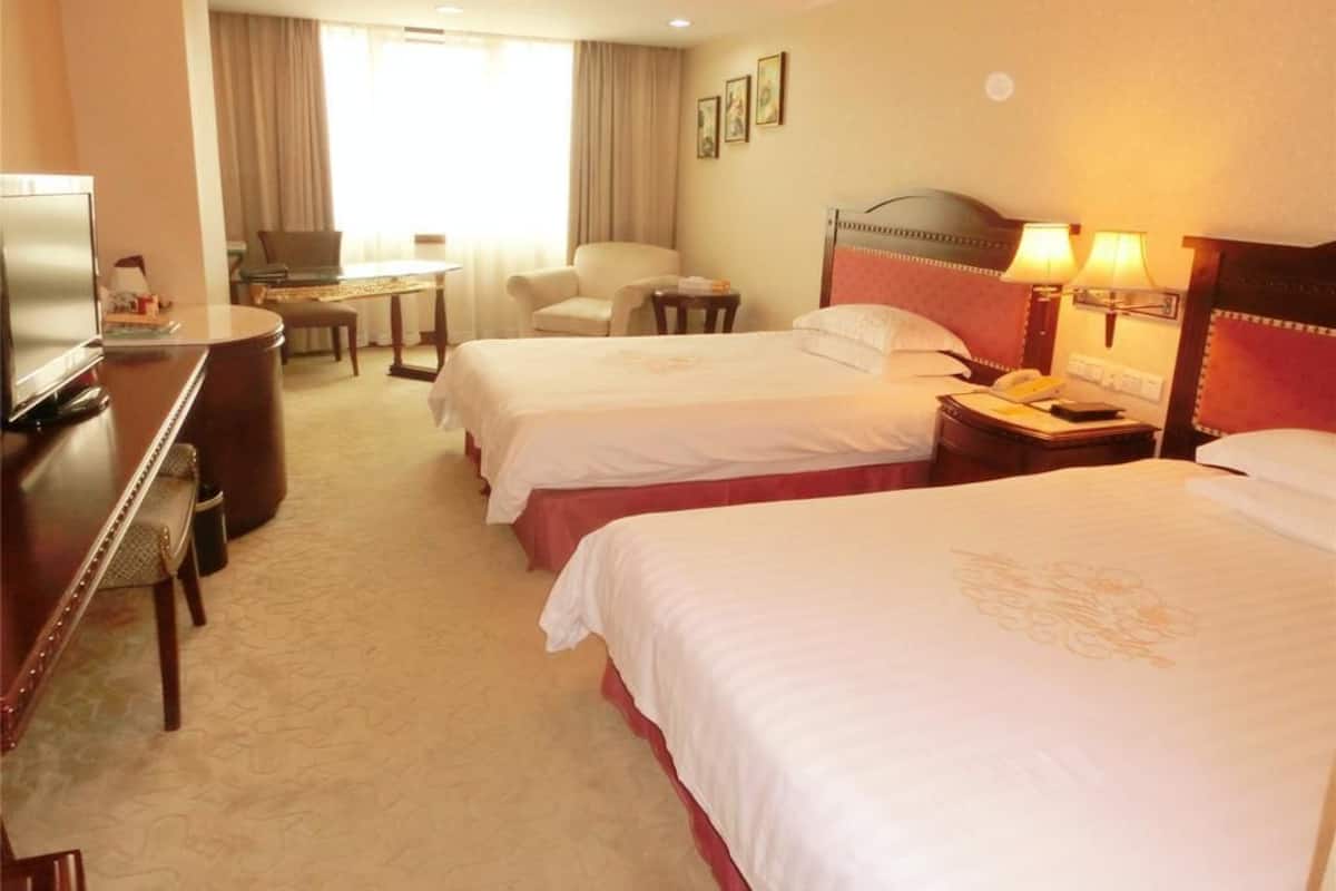 Luxe beddengoed, donzen dekbedden, een minibar, een kluis op de kamer