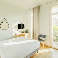 Habitación doble superior, balcón | Baño | Ducha y bañera combinadas y artículos de higiene personal gratuitos