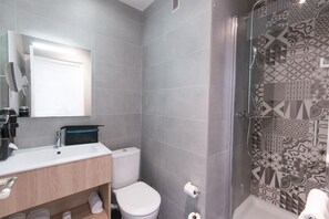 ห้องซิงเกิล, วิวสวนหย่อม | ห้องน้ำ | ฝักบัวในอ่างอาบน้ำ, ของใช้ในห้องน้ำฟรี, ไดร์เป่าผม, ผ้าเช็ดตัว