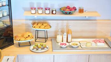 Petit déjeuner buffet servi tous les jours en supplément