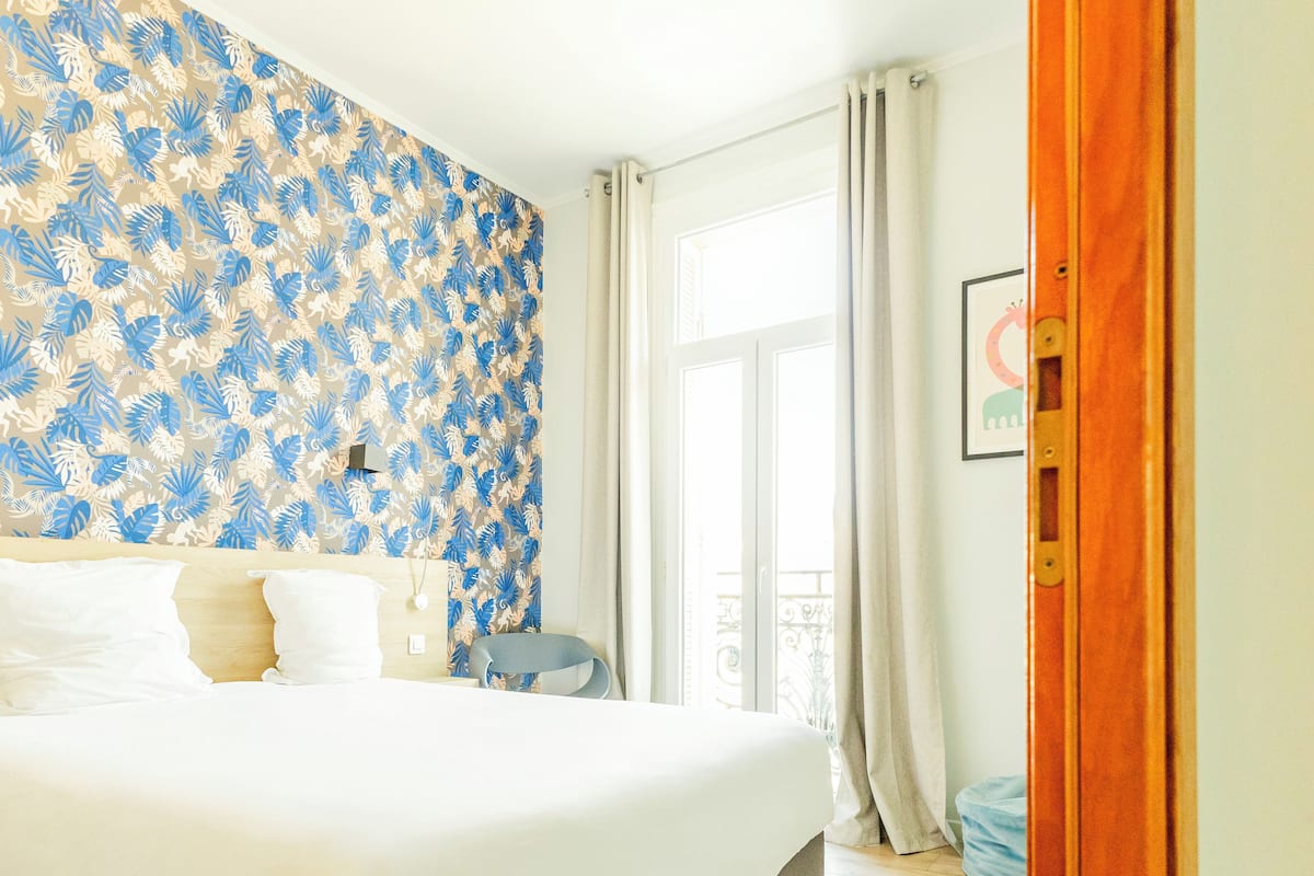 In-room safe, blackout drapes, soundproofing