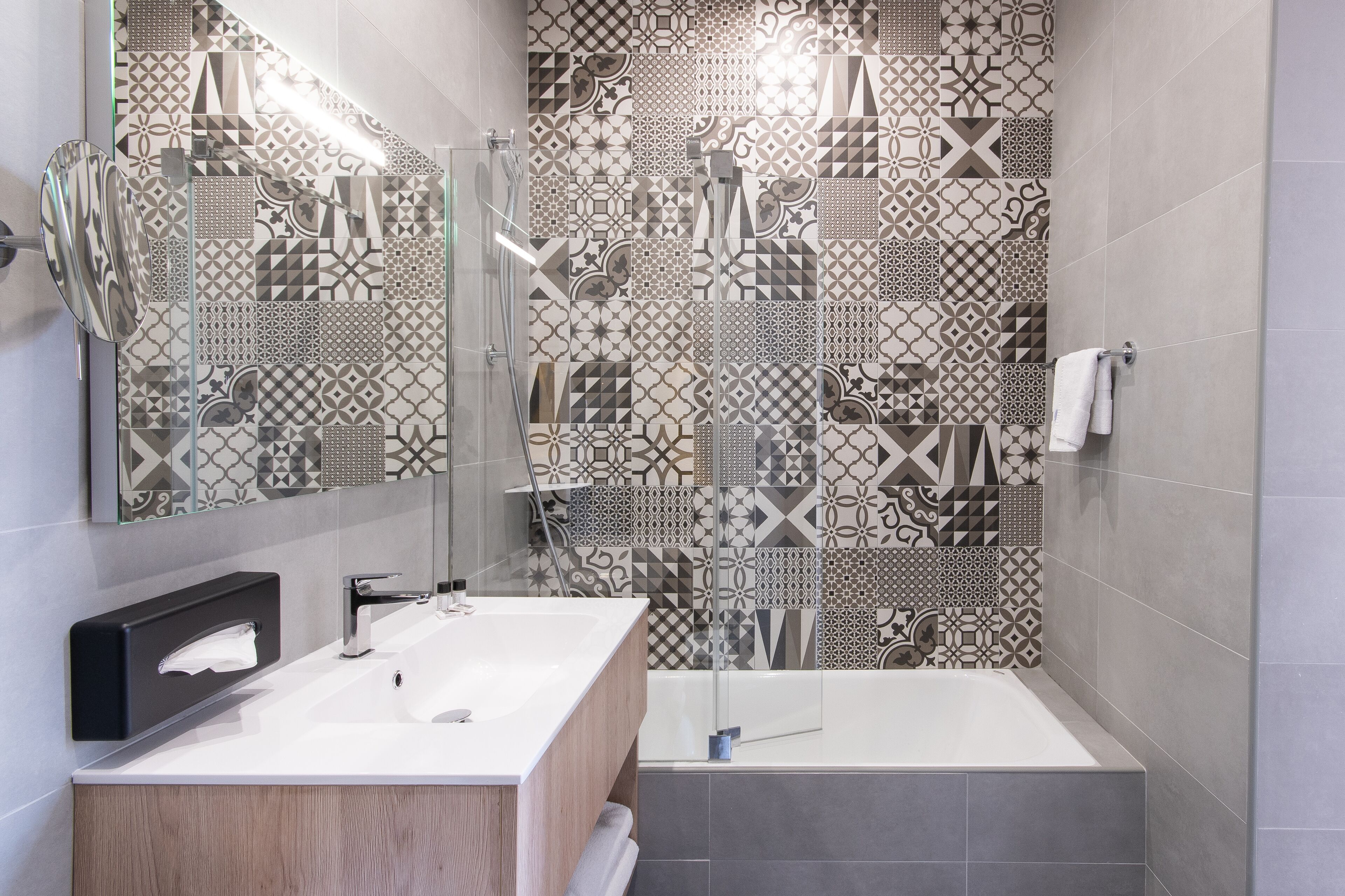 deluxe room | bathroom | combined shower/bathtub, free toiletries, hair dryer, towels