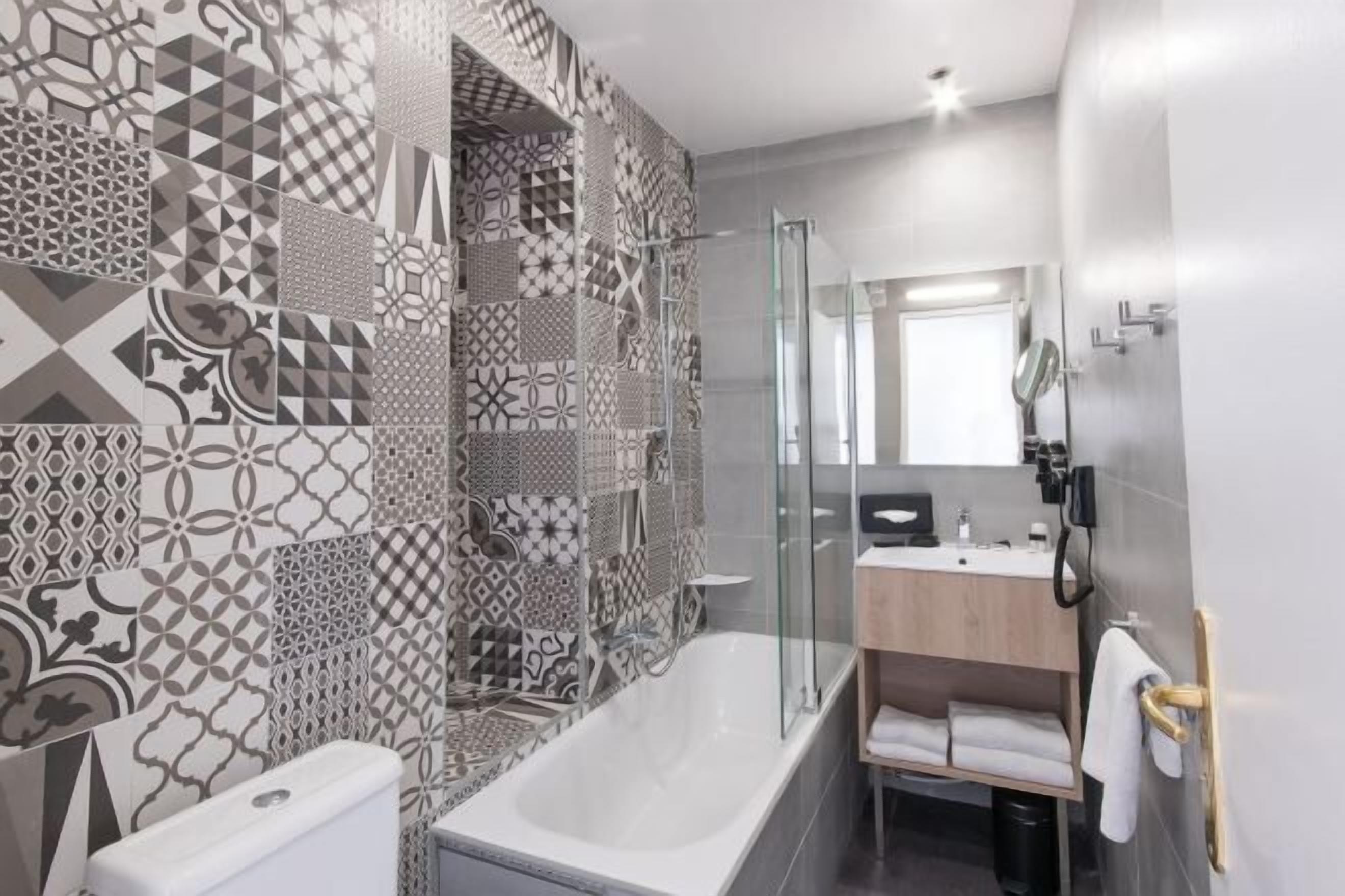 Bathroom | Combined shower/tub, free toiletries, hair dryer, towels