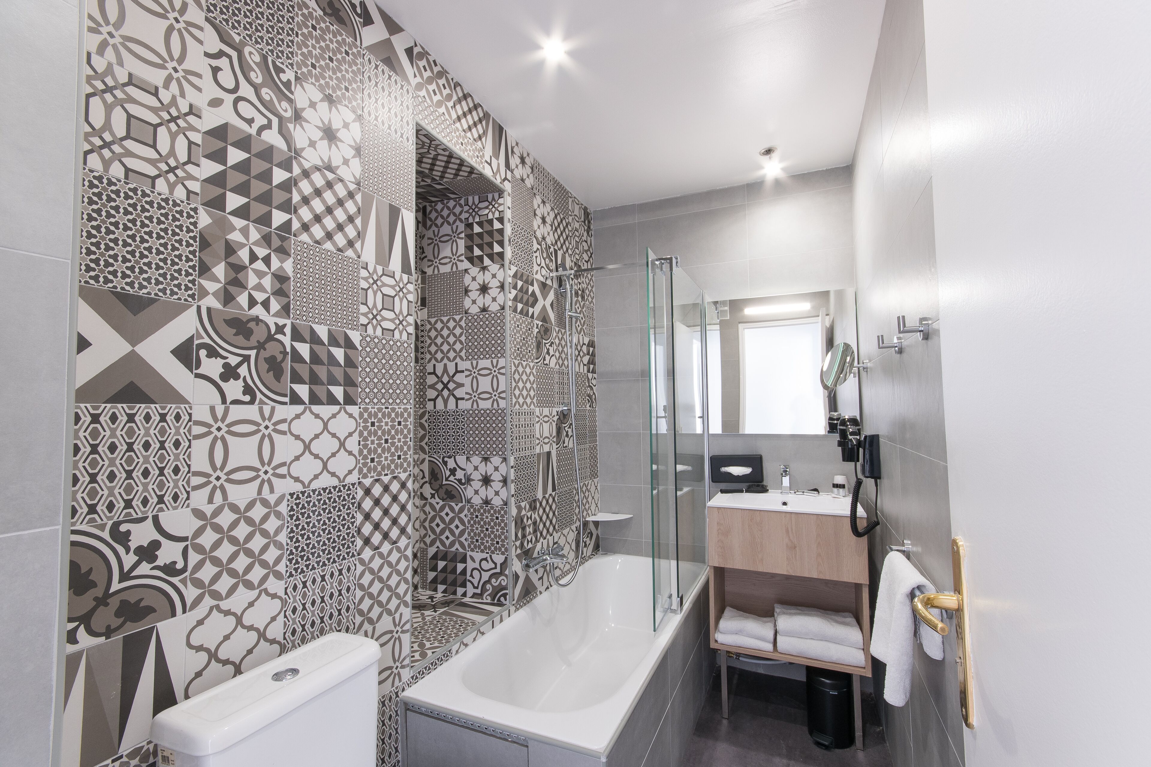 superior double room, city view | bathroom | combined shower/bathtub, free toiletries, hair dryer, towels