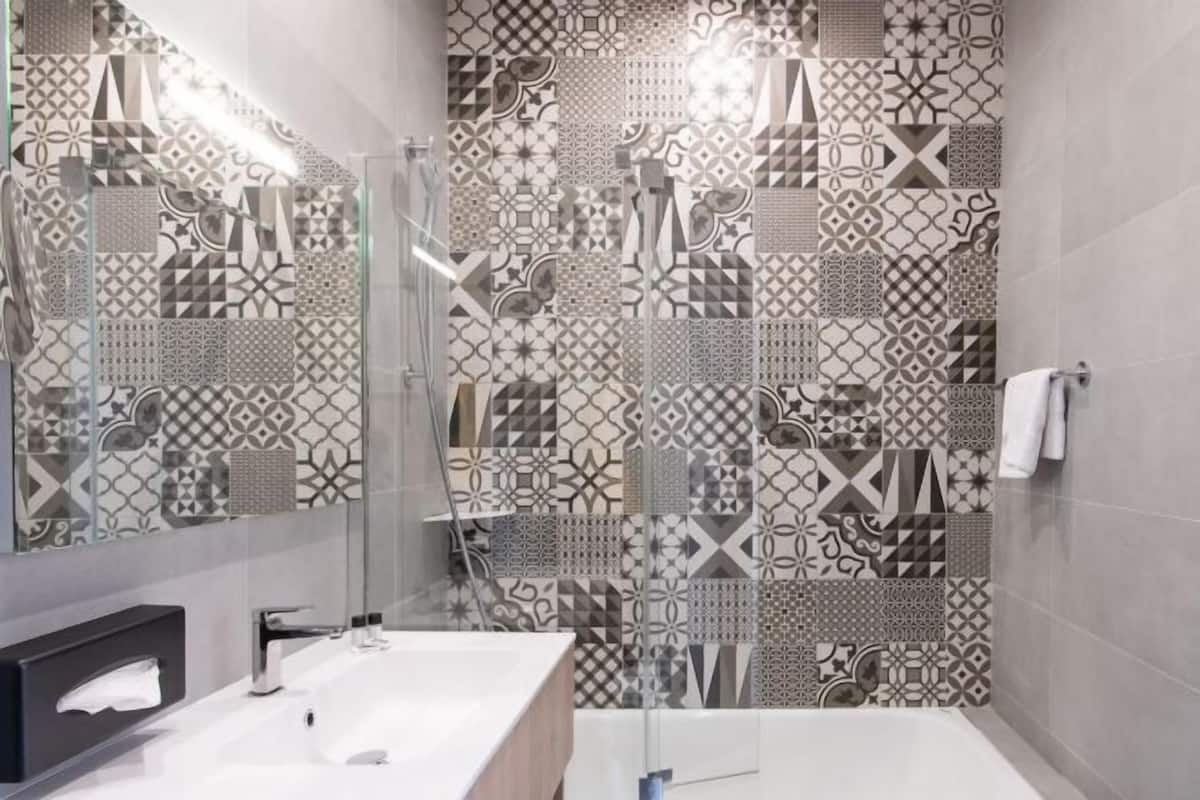 Bathroom | Combined shower/tub, free toiletries, hair dryer, towels