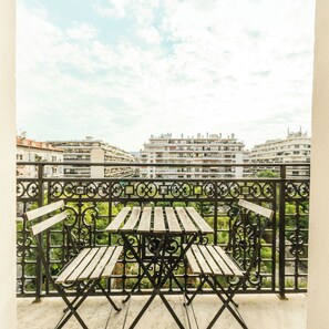 In-room safe, blackout curtains, soundproofing, iron/ironing board - Hotel Aria (Nice)