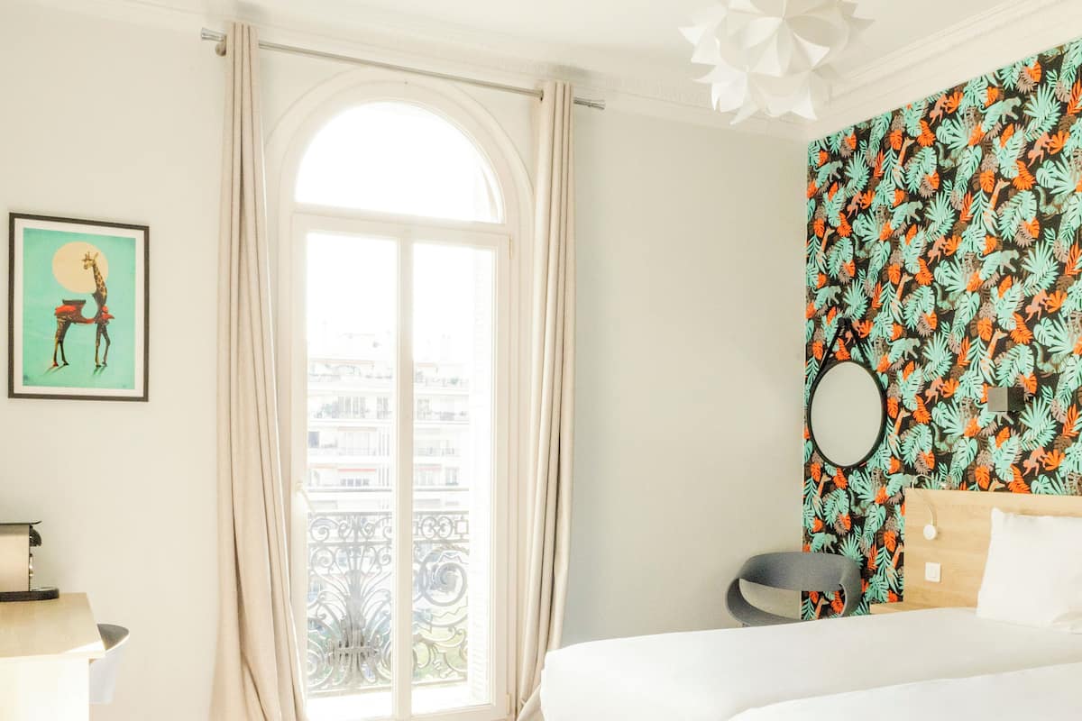 Deluxe Room | Minibar, in-room safe, blackout drapes, soundproofing