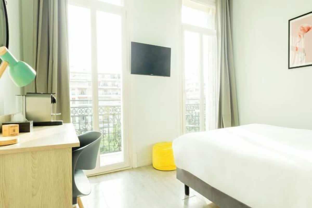 Zimmersafe, Verdunkelungsvorhänge, schallisolierte Zimmer